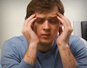 Если болевые ощущения вызваны сильным умственным пере напряжением, то может появиться боль в голове, которая будет продолжительной