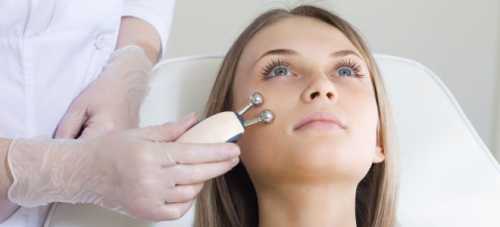 Судя по отзывам косметологов, этот метод является безболезненным и безопасным, так как в процессе введения препаратов не нарушается целостность кожи