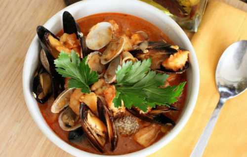 Хотя из кальмаров можно приготовить очень много разнообразных блюд и салатов, но особенным успехом у кулинаров пользуются кальмары тушеные в сметане